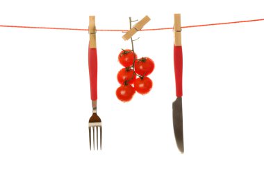 Çatal, bıçak ve clothesline asılı domates