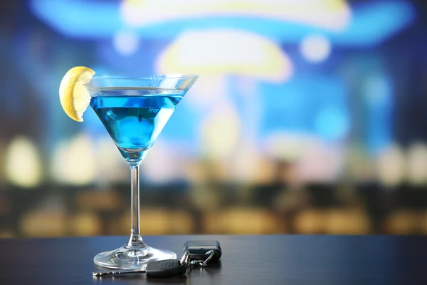 Alkollü içki ve araba anahtar — Stok fotoğraf