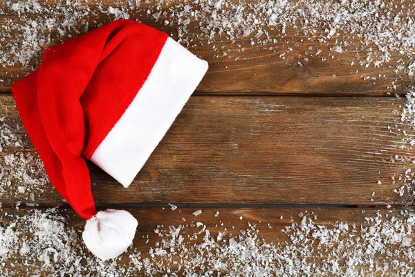 Weihnachtsmann roter Hut mit Schneeflocken — Stockfoto