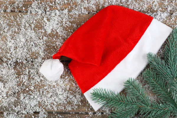 Weihnachtsmann roter Hut mit Schneeflocken — Stockfoto