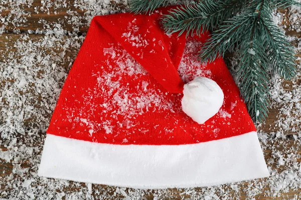 圣诞老人的红色帽子与雪花 — 图库照片