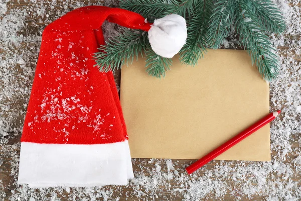 Santa czerwony kapelusz z płatki śniegu — Zdjęcie stockowe