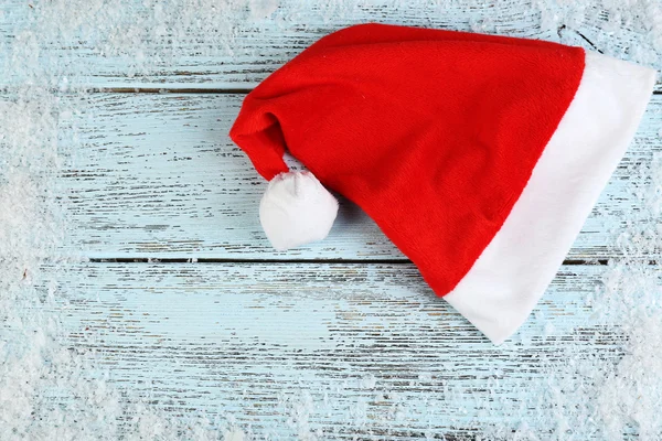 Kar taneleri ile Santa kırmızı şapka