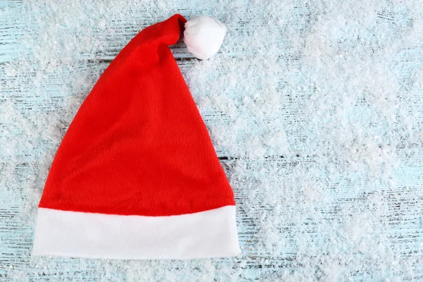 Chapéu vermelho de Santa com flocos de neve — Fotografia de Stock