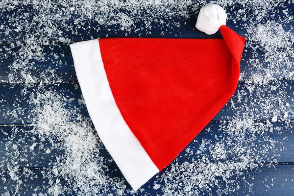 Chapéu vermelho de Santa com flocos de neve — Fotografia de Stock