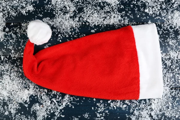 Sombrero rojo de Santa con copos de nieve — Foto de Stock