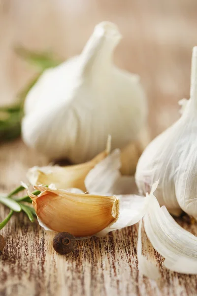 Raw garlic and spices — Stock Photo, Image