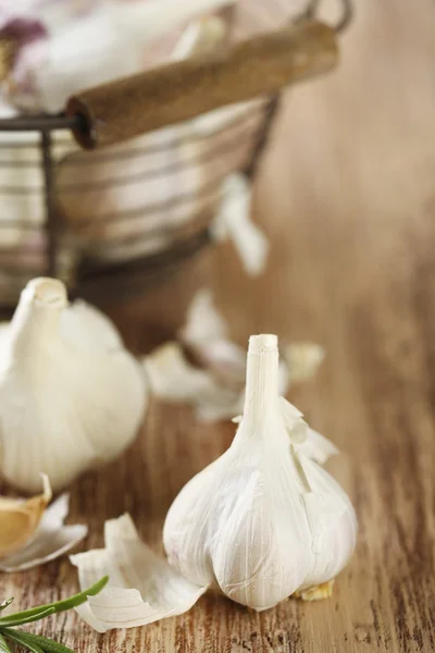 Raw garlic on table — Stock Photo, Image