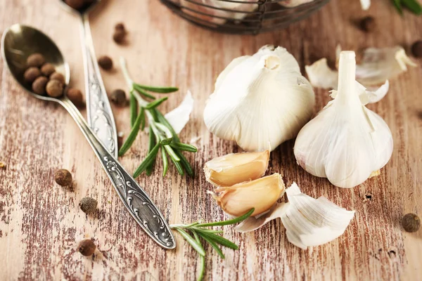 Raw garlic and spices — Stock Photo, Image