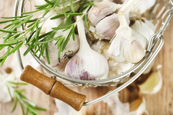 Raw garlic and spices — Stock Photo, Image