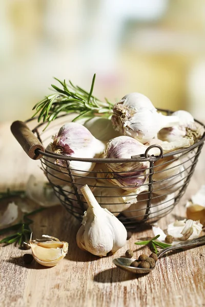 Roher Knoblauch und Gewürze — Stockfoto