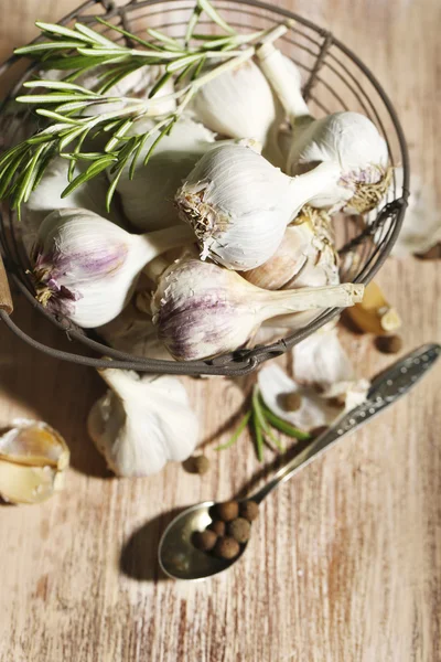 Raw garlic and spices — Stock Photo, Image