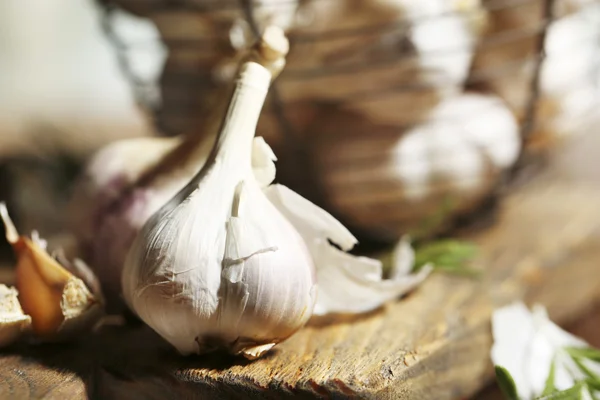 Aglio crudo sul tavolo — Foto Stock