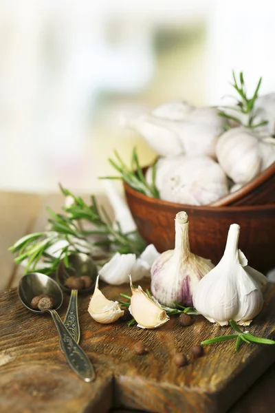 Raw garlic and spices — Stock Photo, Image