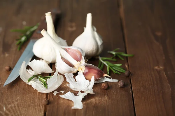 Roher Knoblauch und Gewürze — Stockfoto