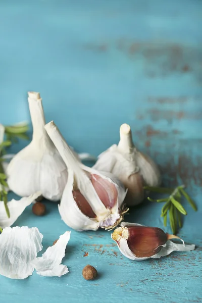 Raw garlic and spices — Stock Photo, Image