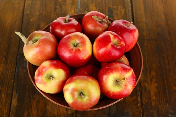 Κουτάλι με κόκκινα μήλα — Φωτογραφία Αρχείου