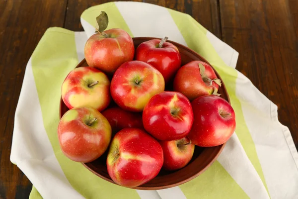 Skål med röda äpplen — Stockfoto