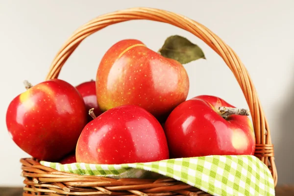 赤いリンゴの枝編み細工品バスケット — ストック写真