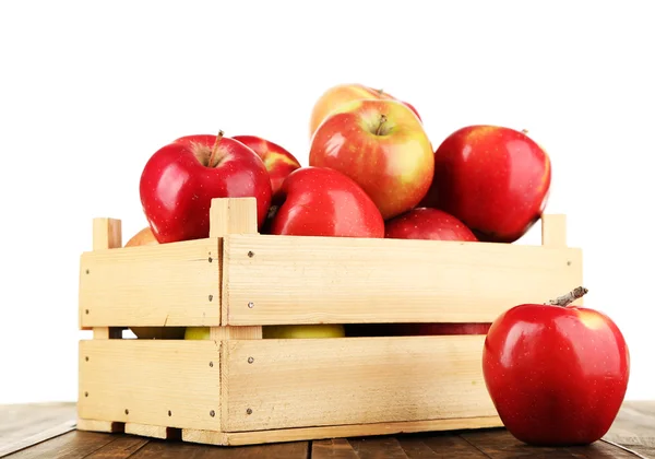 Kiste mit Äpfeln auf Holztisch — Stockfoto