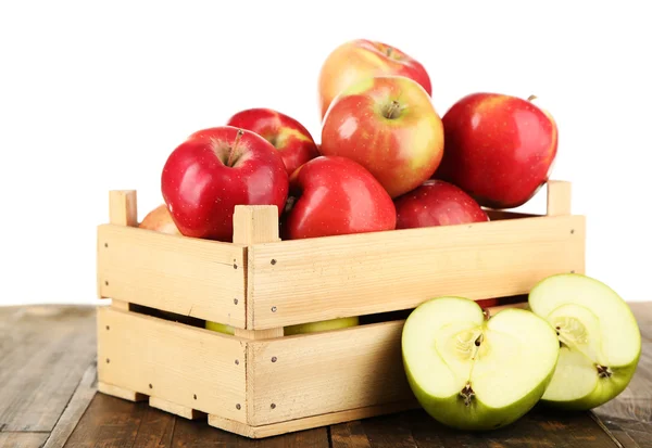 Caisse de pommes sur table en bois — Photo