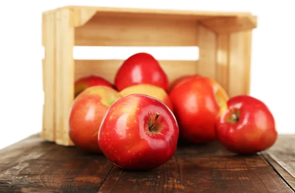 Rode appels in de buurt van krat — Stockfoto