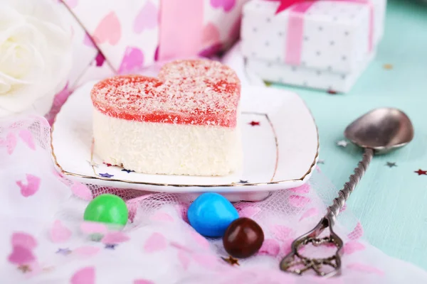 Cake on birthday table — Stock Photo, Image