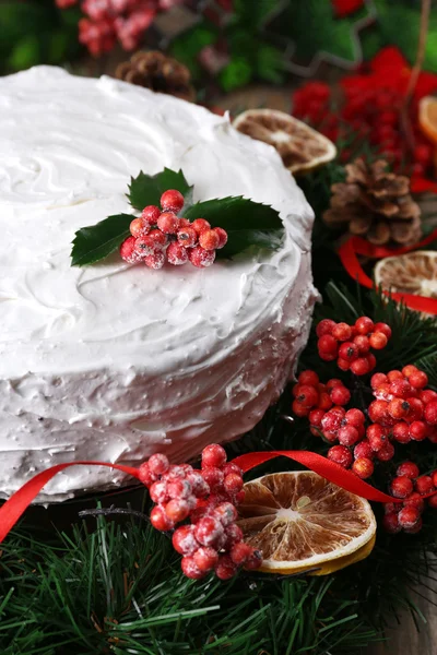 Christmas cake with wreath — Stock Photo, Image