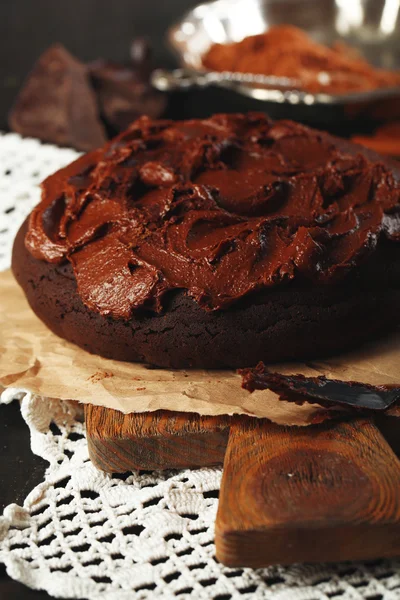 Schokoladenkuchen mit Schokoladencreme — Stockfoto