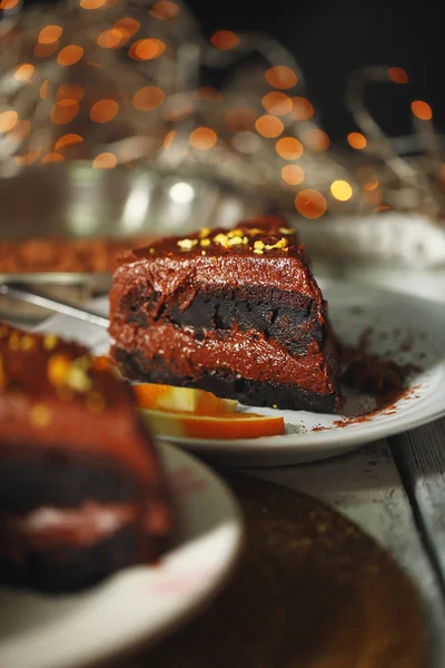 Chocolate cake with chocolate cream — Stock Photo, Image