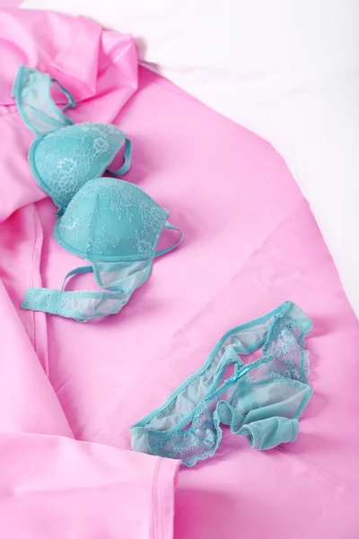 Förföriska underkläder på sängen — Stockfoto