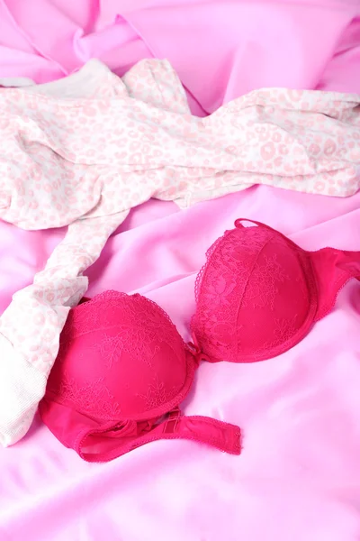 Verleidelijke lingerie op bed — Stockfoto