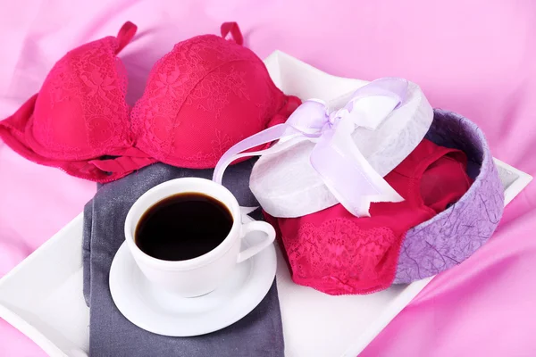 Lingerie seducente sul letto — Foto Stock