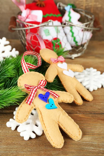 Gingerbread men and fir tree — Stock Photo, Image