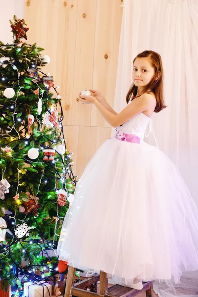 Gadis kecil yang lucu menghias pohon Natal — Stok Foto
