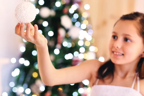 Söt liten tjej dekorera julgran — Stockfoto