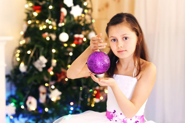 可爱的小女孩，装饰圣诞树 — 图库照片
