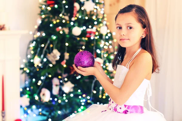 Roztomilá holčička, zdobení vánočního stromu — Stock fotografie