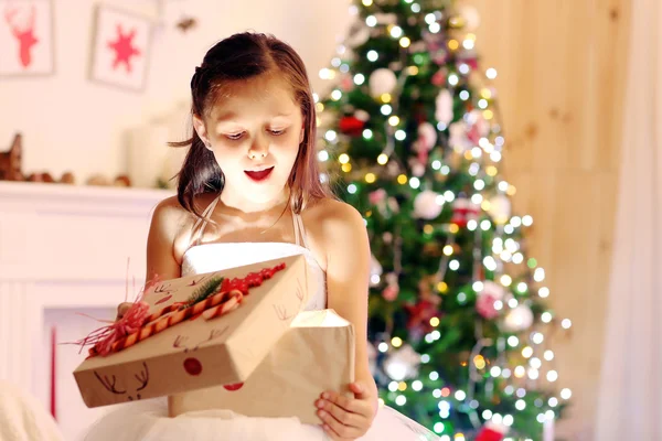 Söt liten flicka med julklapp — Stockfoto