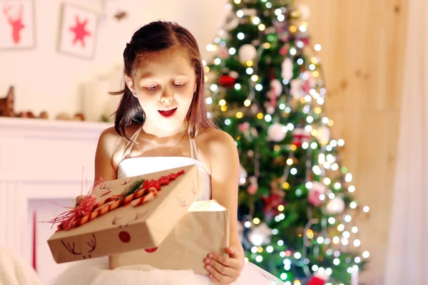 Linda niña con regalo de Navidad — Foto de Stock