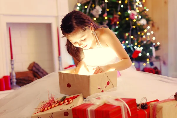 Noel hediye ile sevimli küçük kız — Stok fotoğraf