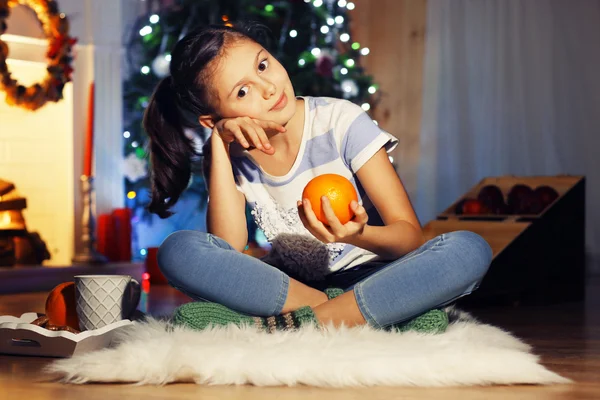 Χαριτωμένο μικρό κορίτσι με το Χριστουγεννιάτικο τραπέζι — Φωτογραφία Αρχείου