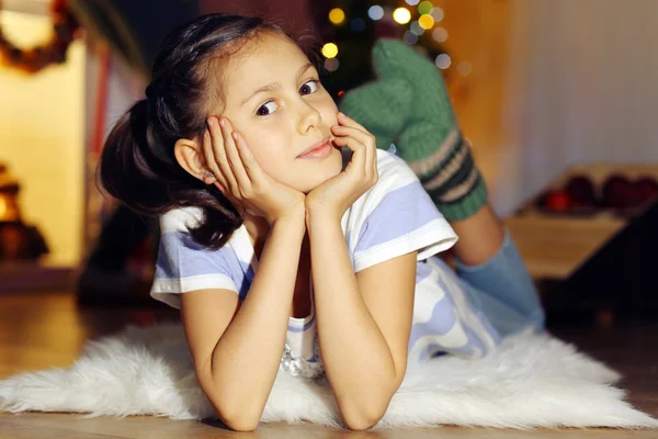 Menina bonito esperando noite de Natal — Fotografia de Stock