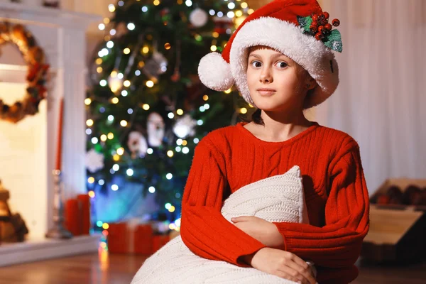 Niedliches kleines Mädchen mit Weihnachtsmütze wartet Heiligabend — Stockfoto