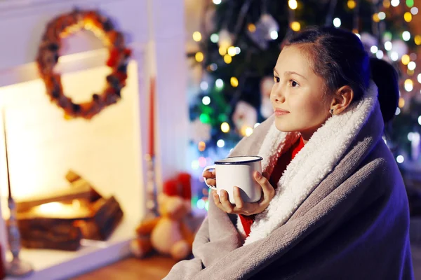 Linda niña con leche en cuadros cerca del árbol de Navidad — Foto de Stock