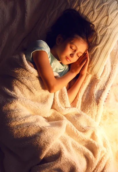 Söta lilla flicka sover på julnatten — Stockfoto