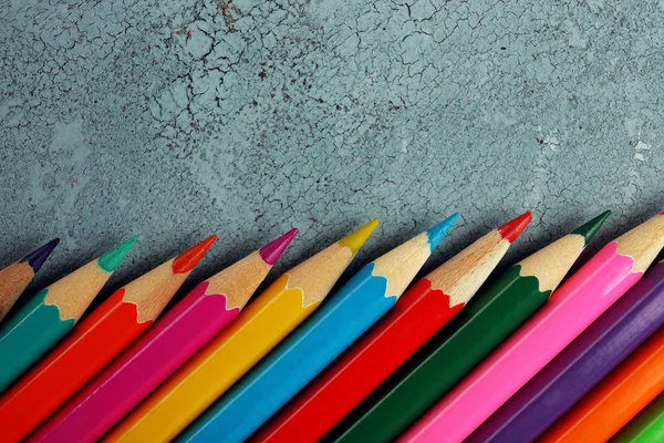 Doku ahşap arka plan üzerinde renkli kalemler — Stok fotoğraf