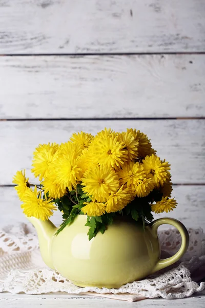 Gelbe Blüten in Teekanne — Stockfoto