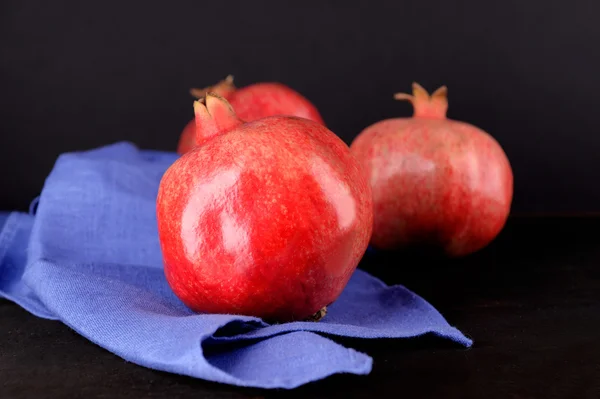 Saftige reife Granatäpfel — Stockfoto