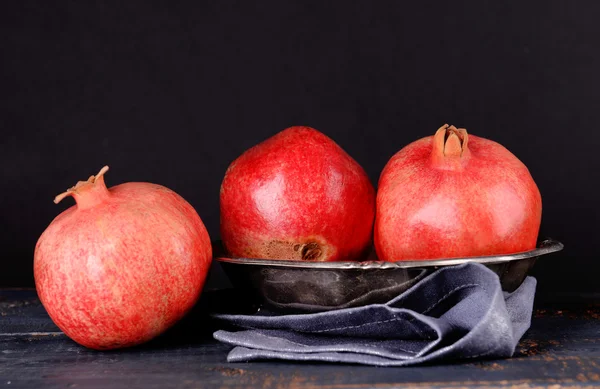 Juicy ripe pomegranates — Stock Photo, Image